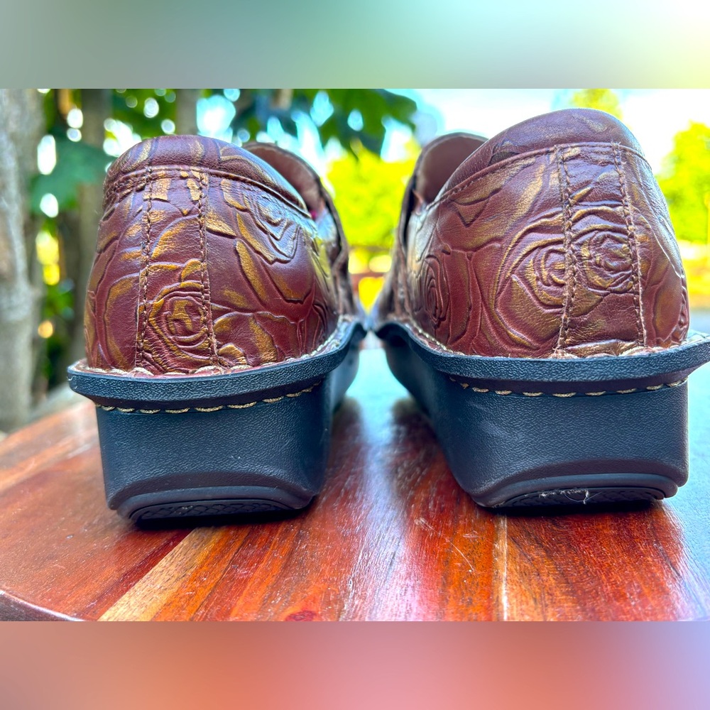 Alegria size 9 Brown and Gold Clogs with Embossed Floral Design - Picture 10 of 10